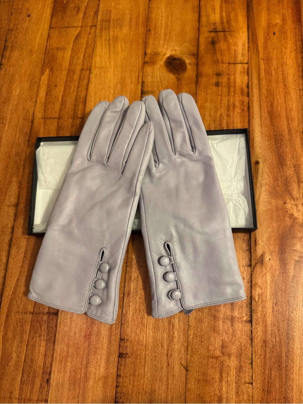 Centigrade - Women's Leather Gloves with Button Cuff Detail - Lilac